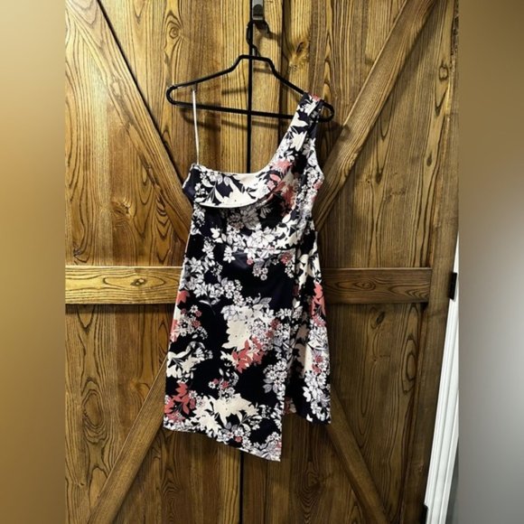 Floral one shoulder dress - Picture 2 of 7